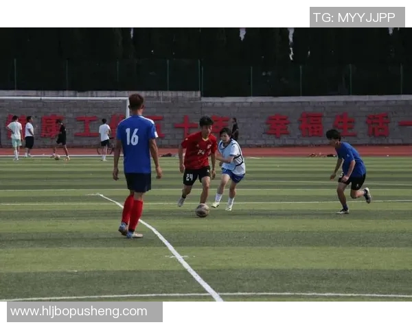 中国足球球星走进校园引发热烈反响 学生们热情参与感受足球魅力